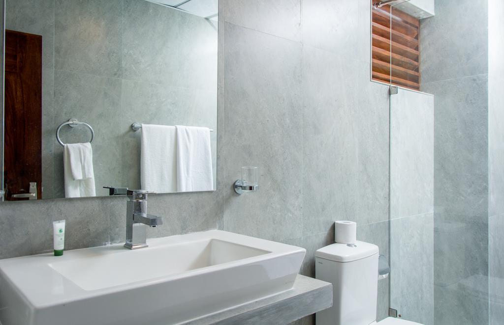 Sapphire Seas Beachfront Hotel Hikkaduwa Room photo