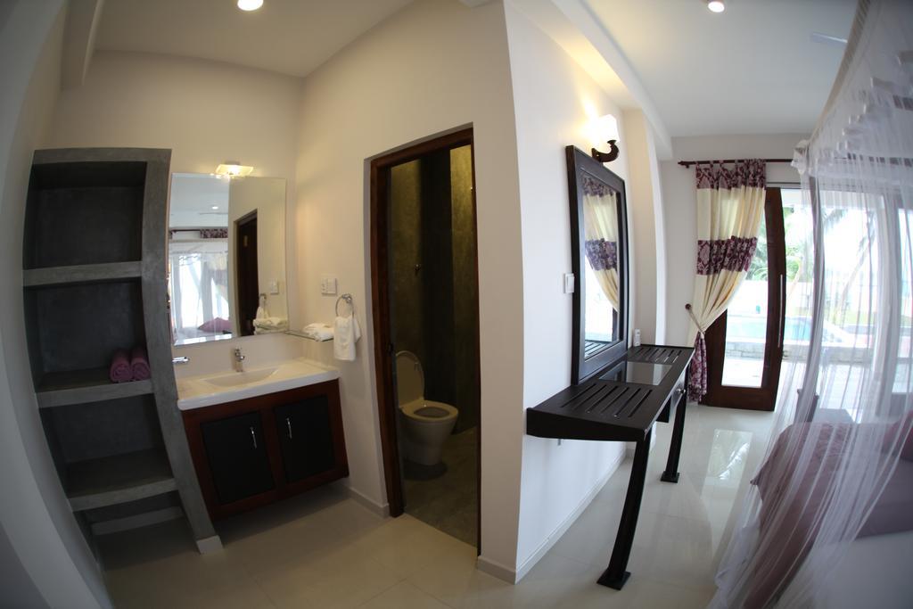 Sapphire Seas Beachfront Hotel Hikkaduwa Room photo