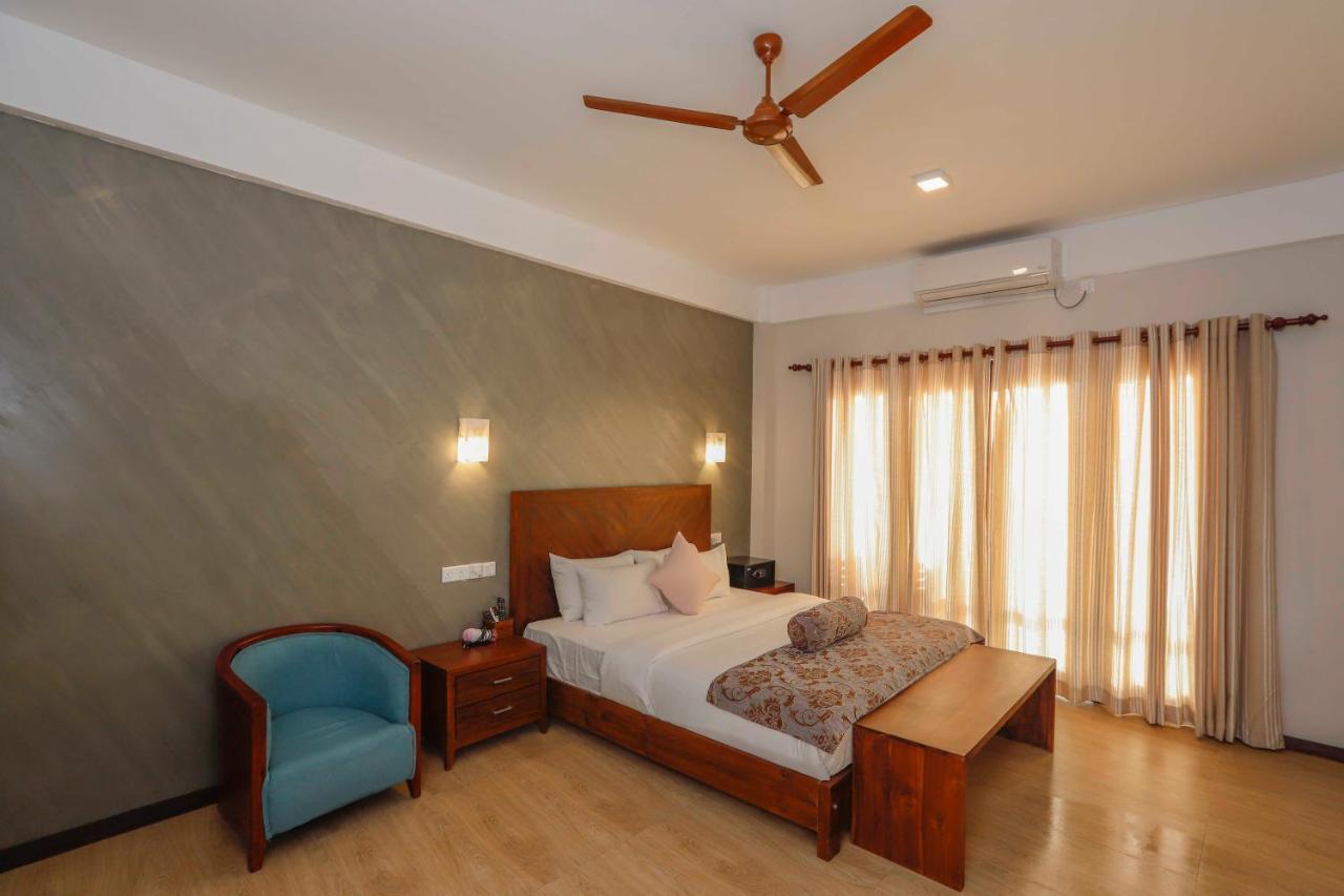 Sapphire Seas Beachfront Hotel Hikkaduwa Exterior photo