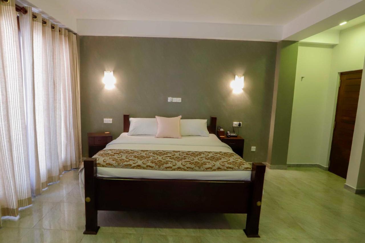 Sapphire Seas Beachfront Hotel Hikkaduwa Exterior photo
